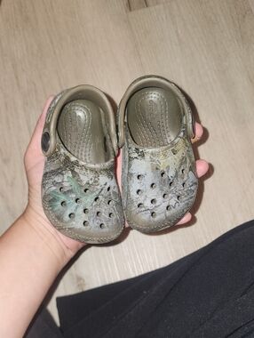 CROCS Kids' Olive Green Camo-Print Classic Clog Size 4